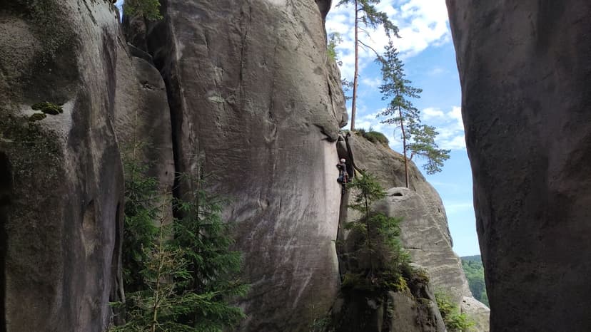 climber in crack - adsprach